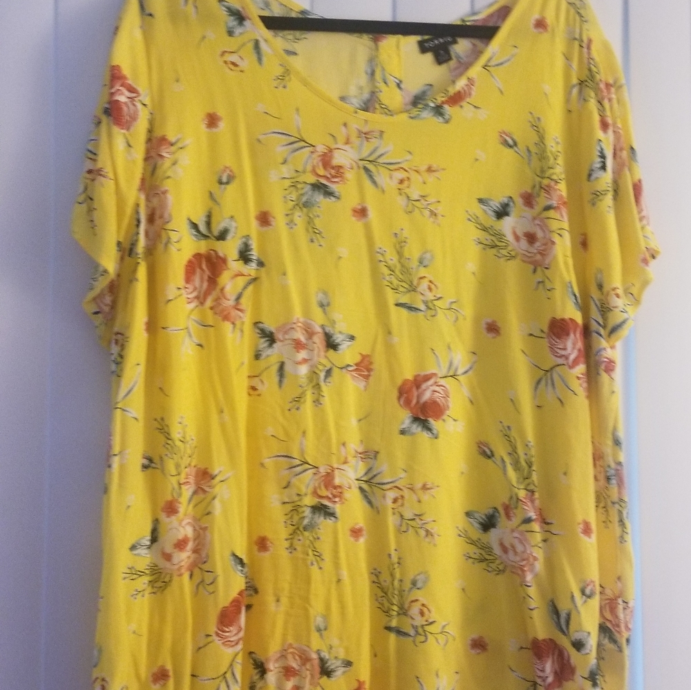Torrid size 3. EUC. Worn 2x. Short sleeved floral blouse.